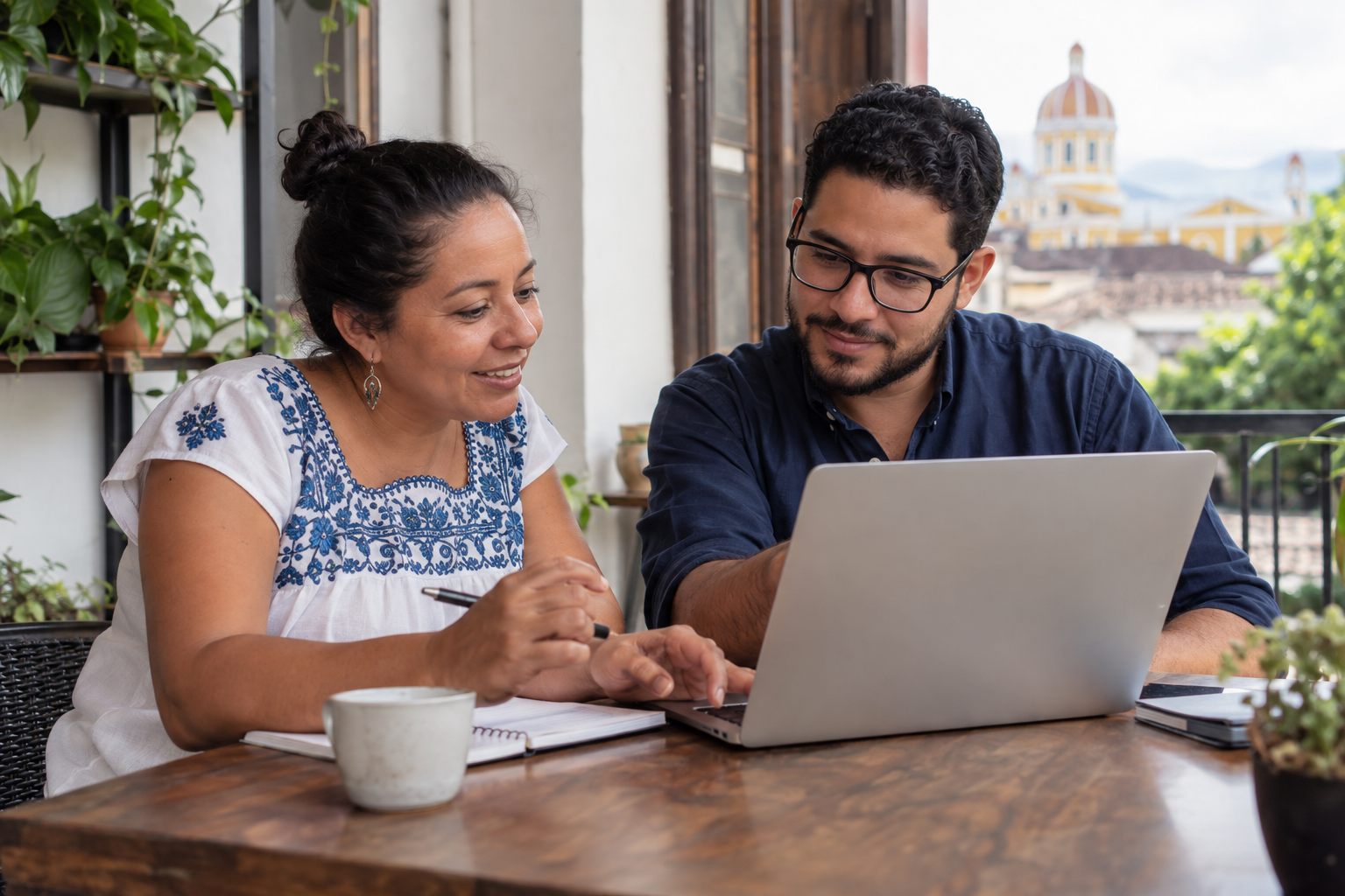Escena ilustrativa de una emprendedora y un asesor planificando una aplicación a medida